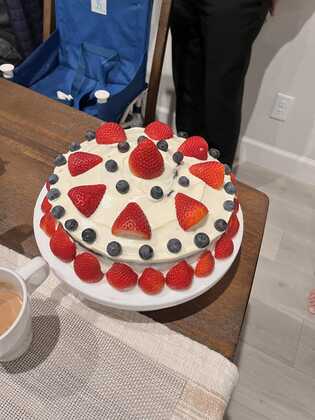 Cake topped with strawberries and blueberries